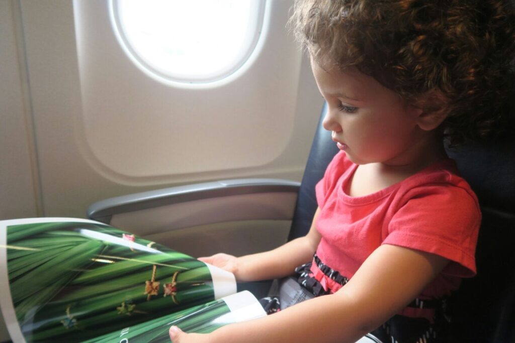 Entertain_Toddler_On_Plane_With_Variety_of_Activities