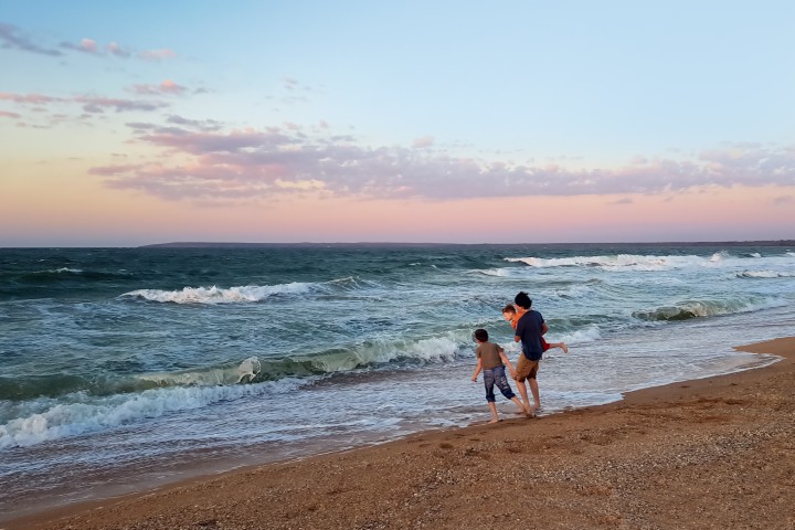 dad-and-his-children-play-on-the-seashore-in-the-s-2024-12-05-11-41-40-utc (Small)