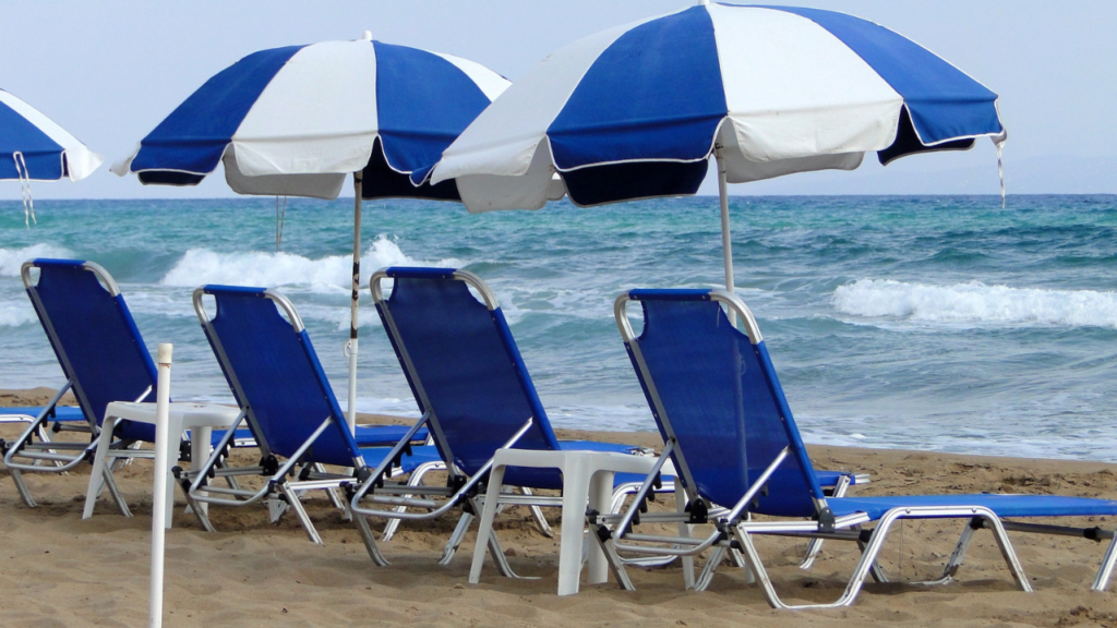 choosing-the-right-beach-umbrella-for-your-family-beach-vacation